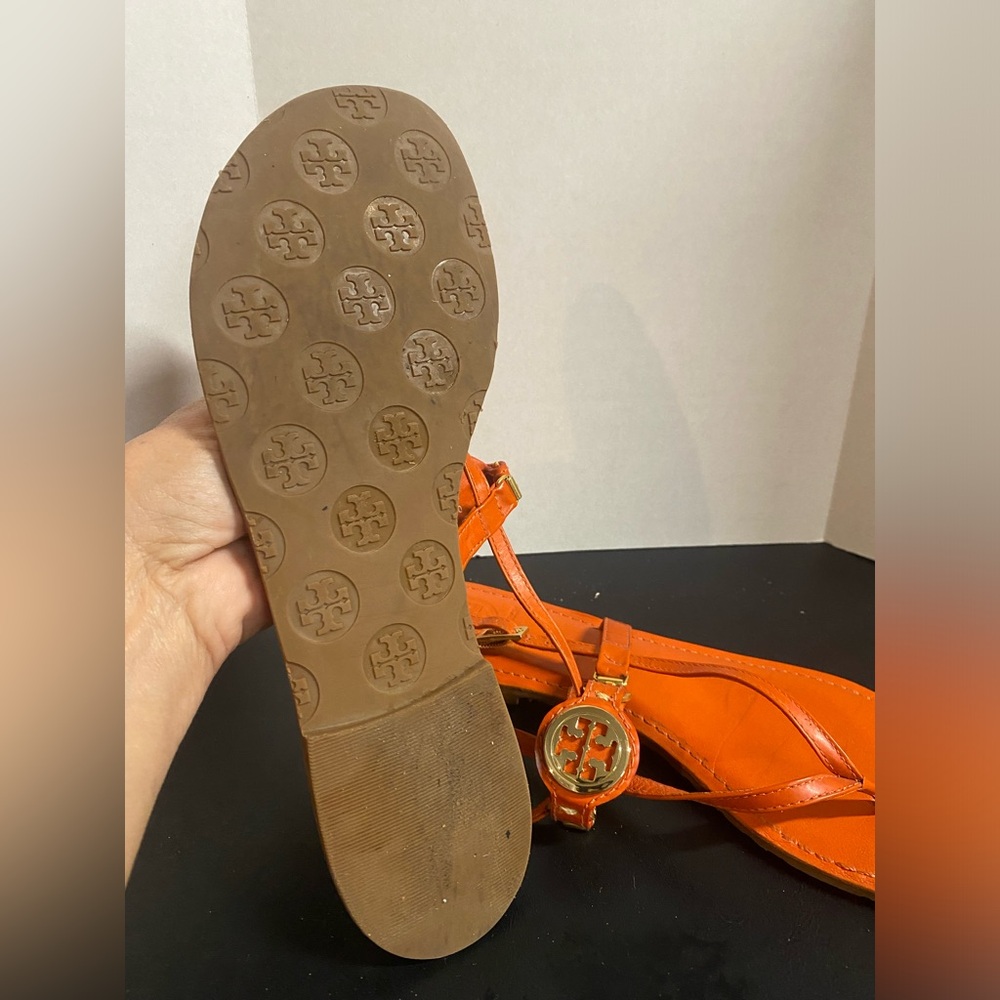 Tory Burch Miller Orange Leather Thong Sandals Gold Logo Women's Size 8.5 🧡💛 - Picture 8 of 8